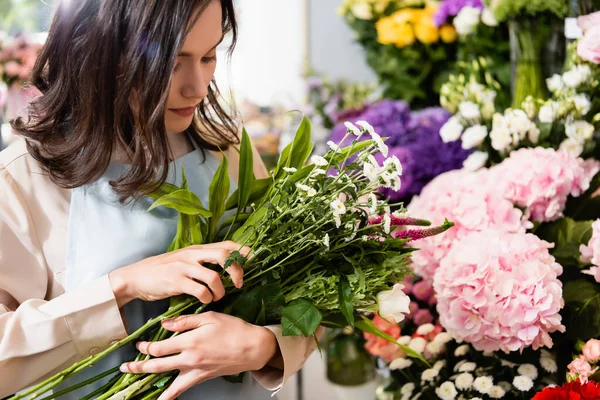 Női Virágüzlet Csokor Celosia Krizantém Homályos Virágok Háttérben — Stock Fotó