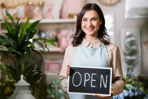 Glad Kvinnlig Florist Tittar Kameran Medan Håller Tavlan Med Öppna — Stockfoto