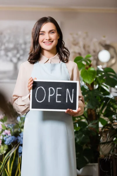 Front View Smile Θηλυκό Ανθοπώλης Κρατώντας Chalkboard Ανοιχτά Γράμματα Θολή — Φωτογραφία Αρχείου