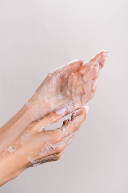 Gri renkte el yıkayan kadın manzarası.