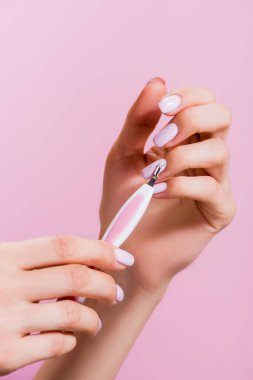 Pembeye izole edilmiş tırnak makasıyla kesilmiş kadın görüntüsü
