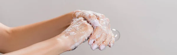 Bijgesneden Weergave Van Vrouw Wassen Handen Geïsoleerd Grijs Banner — Stockfoto