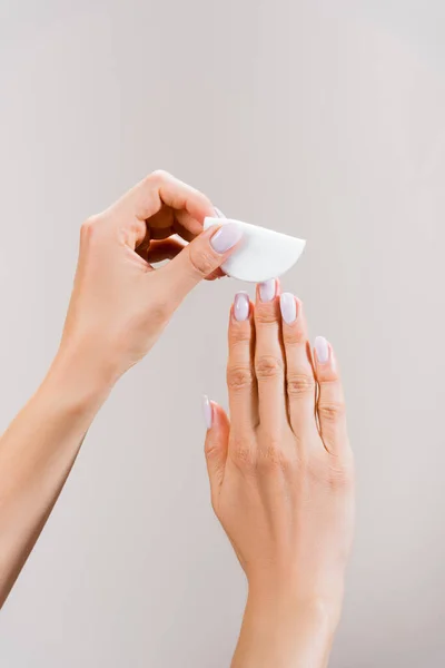 Vista Cortada Mulher Limpeza Unhas Com Almofada Algodão Isolado Cinza — Fotografia de Stock