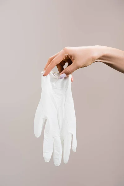 Обрезанный Вид Руки Латексной Перчаткой Изолированной Сером — стоковое фото