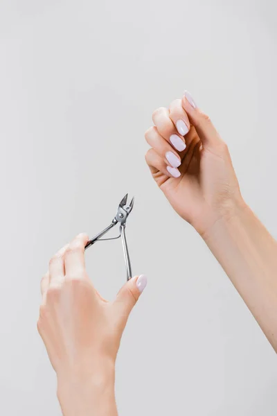 Beskärd Kvinna Som Håller Nagelband Nipper Isolerad Grå — Stockfoto
