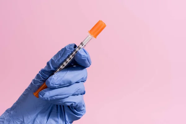 Обрізаний Вид Руки Латексній Рукавичці Вакциною Ізольовано Рожевому — стокове фото