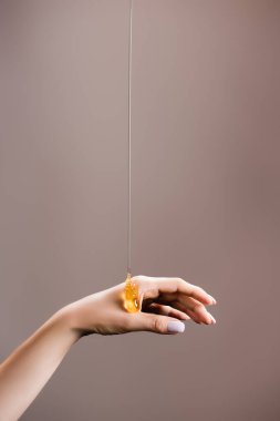 Gri üzerine izole edilmiş ballı kadın eli görüntüsü
