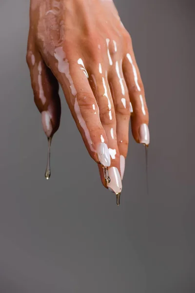 Bijgesneden Beeld Van Vrouwelijke Hand Honing Geïsoleerd Grijs — Stockfoto
