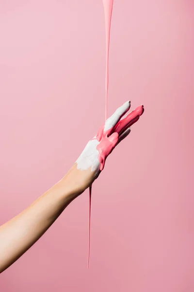 Abgeschnittene Ansicht Der Hand Mit Tropfender Farbe Isoliert Auf Rosa — Stockfoto