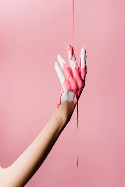 Καλλιεργημένη Άποψη Του Χεριού Στάζει Χρώμα Απομονώνονται Ροζ — Φωτογραφία Αρχείου