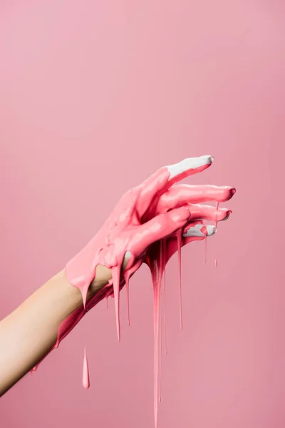 Przycięty Widok Dłoni Kapiącą Farbą Odizolowaną Różowo — Zdjęcie stockowe