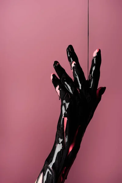 Vedere Parțială Mâinii Vopsea Neagră Picurată Izolată Roz — Fotografie, imagine de stoc