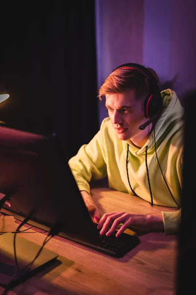 Homem Fone Ouvido Jogando Videogame Computador Casa — Fotografia de Stock