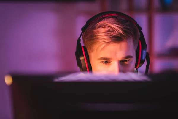 Gamer Headset Looking Computer Monitor Blurred Foreground — Stock Photo, Image