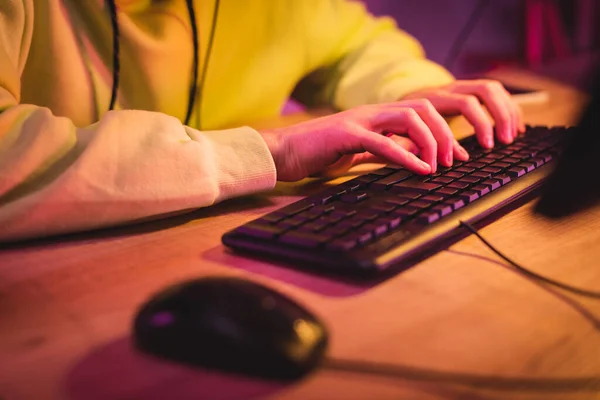 Cropped View Gamer Using Computer Keyboard Mouse Blurred Foreground — Stock Photo, Image