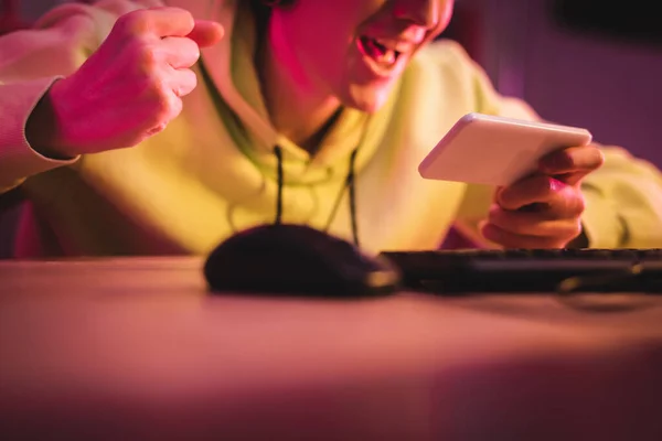 Jugador Alegre Mostrando Gesto Jugar Videojuego Teléfono Inteligente Cerca Del — Foto de Stock