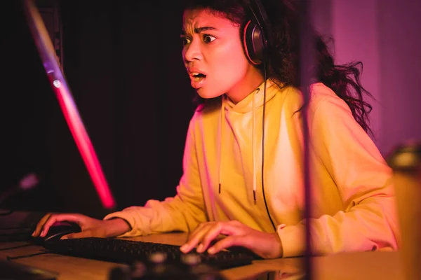 Worried African American Gamer Using Computer Blurred Foreground — Stock Photo, Image