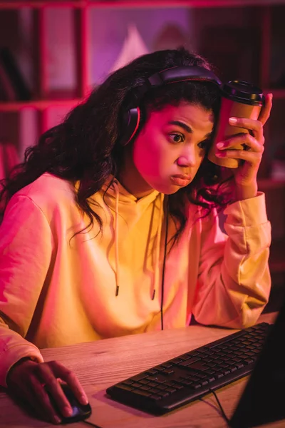 Cansado Jogador Afro Americano Fone Ouvido Segurando Café Para Perto — Fotografia de Stock