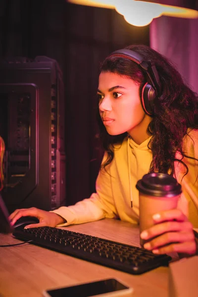 Giocatore Afroamericano Cuffia Che Gioca Videogioco Sul Computer Tiene Caffè — Foto Stock