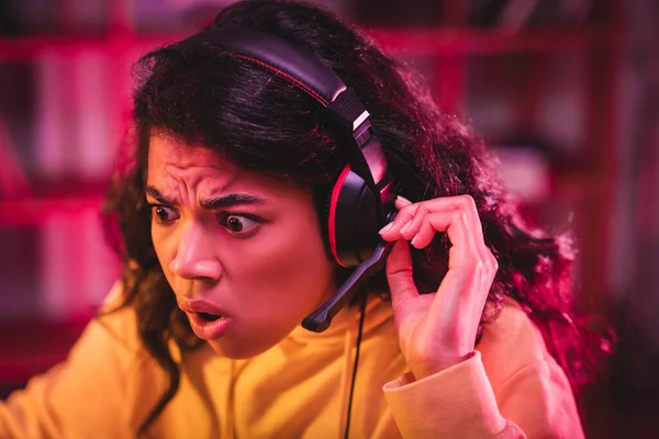 Opgewonden Afrikaanse Amerikaanse Gamer Met Behulp Van Headset Thuis — Stockfoto