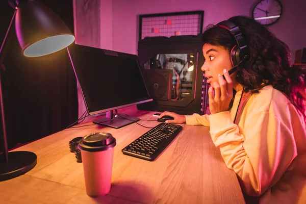 Emozionato Giocatore Afroamericano Auricolare Utilizzando Computer Con Schermo Bianco Vicino — Foto Stock