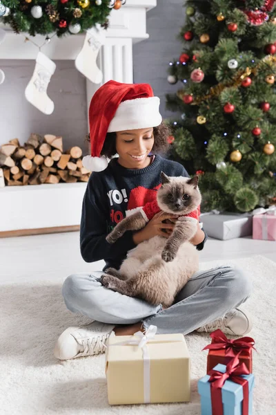 Cheerful African American Girl Holding Cat While Sitting Crossed Legs — Stock Photo, Image