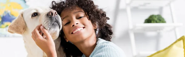 Happy African American Girl Leaning Retriever Home Blurred Background Banner — Stock Photo, Image