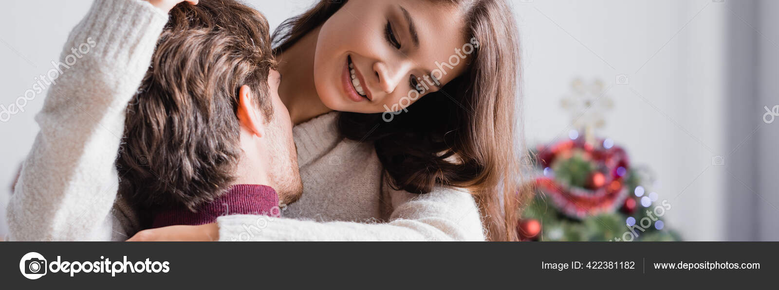 Apasionado Hombre Besos Feliz Joven Mujer Suéter Cerca Árbol Navidad