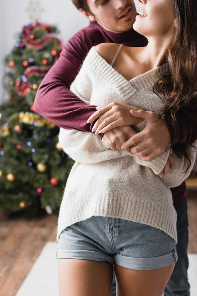 Vista Recortada Feliz Pareja Suéteres Cálidos Abrazándose Cerca Del Árbol —  Fotos de Stock