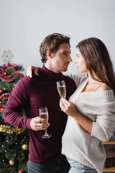 Side View Couple Holding Glasses Champagne Christmas Tree Blurred Background — Stock Photo, Image