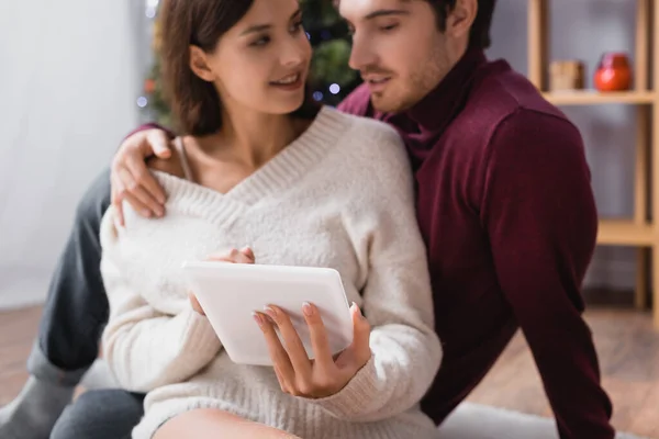 Digital Tablet Hands Woman Boyfriend Blurred Background — Stock Photo, Image