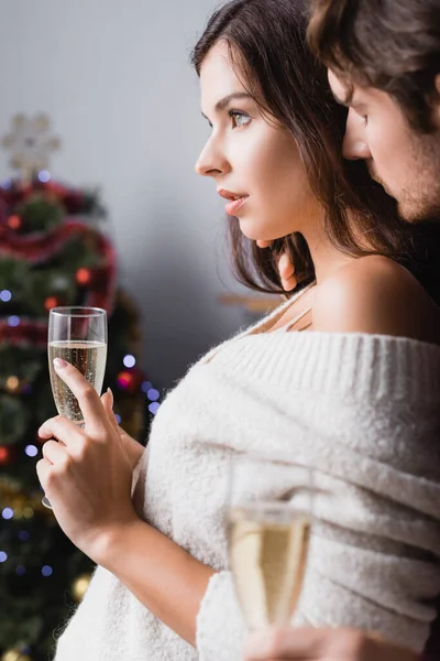 Paar Holding Bril Met Champagne Buurt Van Kerst Boom Wazig — Stockfoto