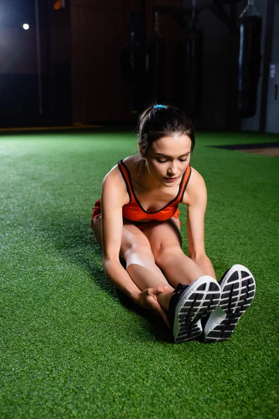 Sportvrouw Beha Sneakers Doen Zittend Voorwaarts Buigen Oefening Tapijt Sportcentrum — Stockfoto
