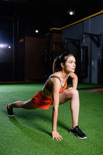 Joven Deportista Haciendo Adelante Lanza Ejercicio Mientras Calienta Gimnasio — Foto de Stock