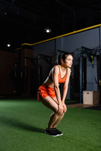 Young Sportswoman Shorts Sports Bra Looking Away While Warming Gym — Stock Photo, Image