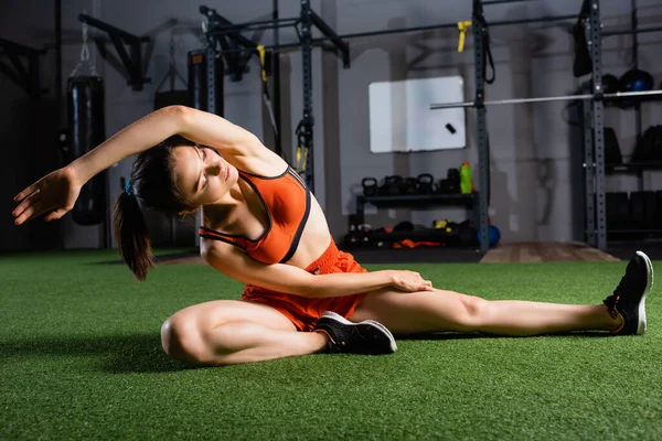 Sportvrouw Met Gesloten Ogen Doen Zittende Side Bend Oefening Tijdens — Stockfoto