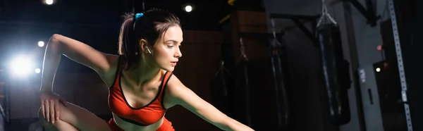 Jeune Sportive Avec Écouteur Étirant Dans Salle Gym Bannière — Photo