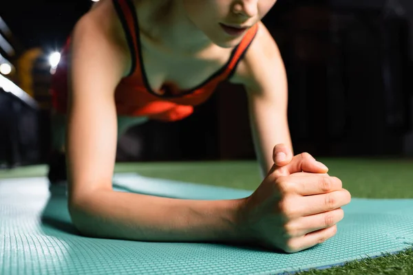 Gedeeltelijk Zicht Sportvrouw Doen Plank Oefening Tijdens Training Sportschool Wazig — Stockfoto
