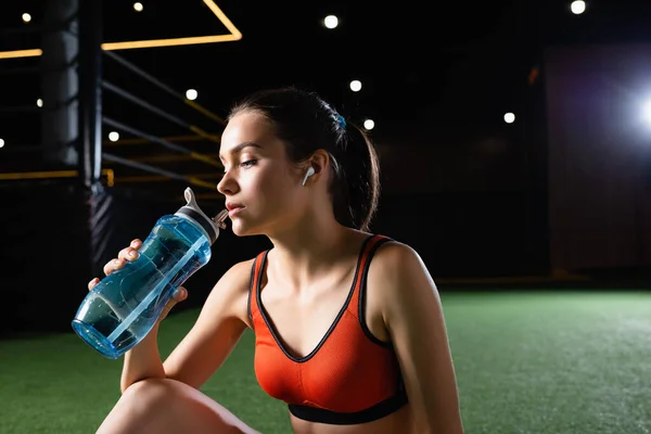 Junge Sportlerin Trinkt Turnhalle Aus Sportflasche — Stockfoto