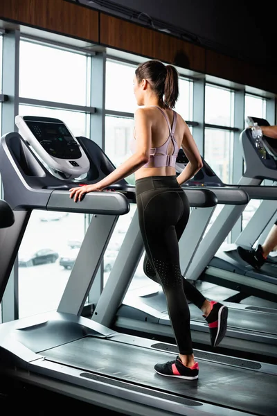 Atletische Sportvrouw Leggings Draait Loopband Sportcentrum — Stockfoto