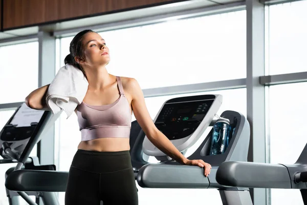 Young Sportswoman Wiping Neck Towel While Standing Treadmill — Stock Photo, Image