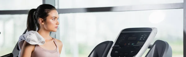 Young Sportswoman Towel Looking Away While Standing Treadmill Banner — Stock Photo, Image