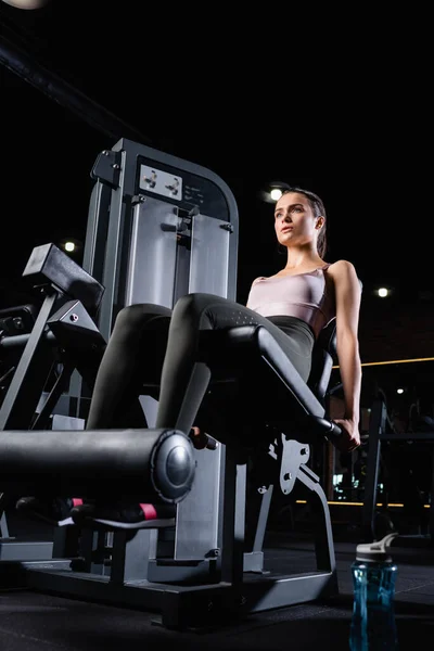 Atleta Esportista Fazendo Exercício Extensão Perna Máquina Treinamento — Fotografia de Stock