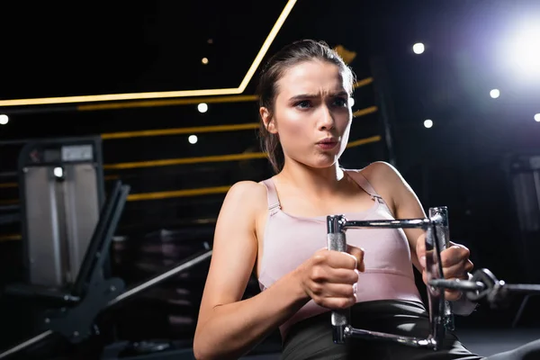 Young Sportswoman Exercising Rowing Machine Sports Center — Stock Photo, Image