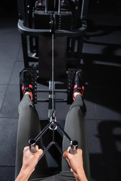 Teilaufnahme Einer Sportlerin Beim Training Auf Einem Rudergerät Vor Verschwommenem — Stockfoto