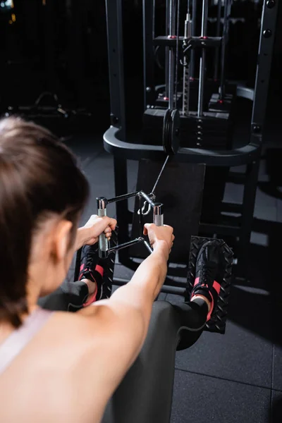 Achteraanzicht Van Sportvrouw Aan Het Trainen Roeitrainer Wazige Voorgrond — Stockfoto