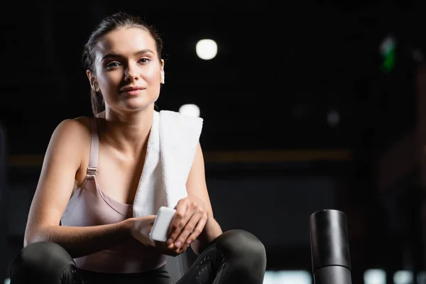 Sportswoman Positivo Olhando Para Câmera Enquanto Segurando Telefone Móvel Centro — Fotografia de Stock