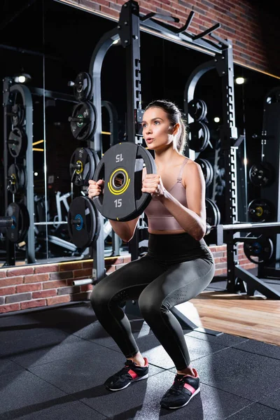 Atleta Sportiva Leggings Facendo Sit Con Disco Peso Palestra — Foto Stock