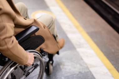 Metroda tekerlekli sandalyedeki engelli adamın bulanık görüntüsü.