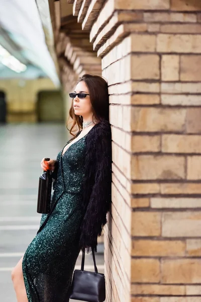 Glamour Frau Schwarzem Lurex Kleid Und Sonnenbrille Steht Mit Weinflasche — Stockfoto